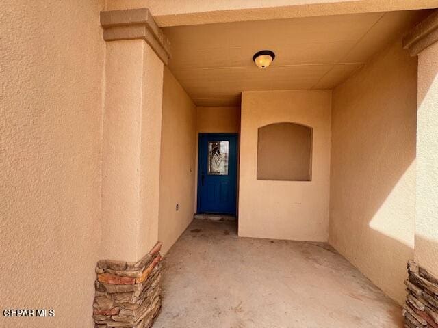 property entrance featuring stucco siding