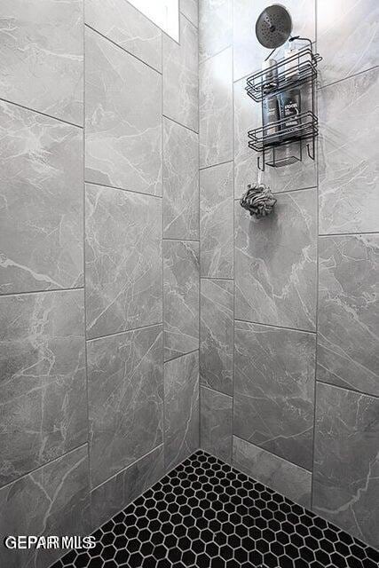 bathroom featuring tiled shower