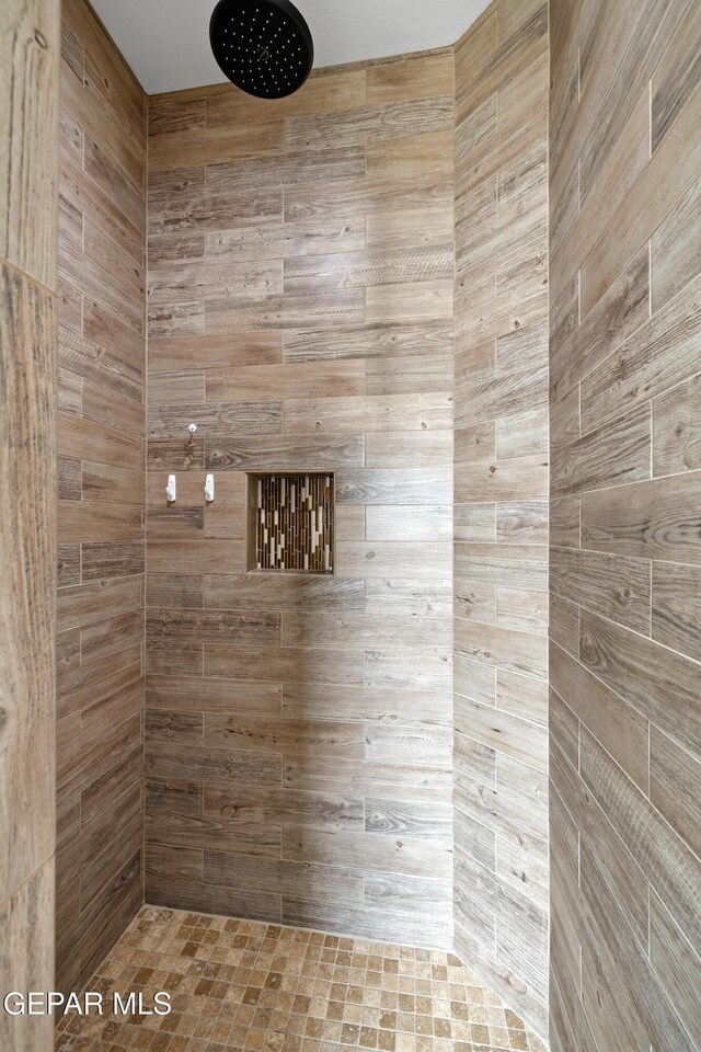 bathroom featuring tiled shower