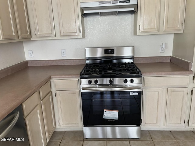 12340 Tierra Madre Rd, El Paso, TX 79938 - kitchen with under cabinet range hood, gas stove, light tile patterned floors, and light countertops