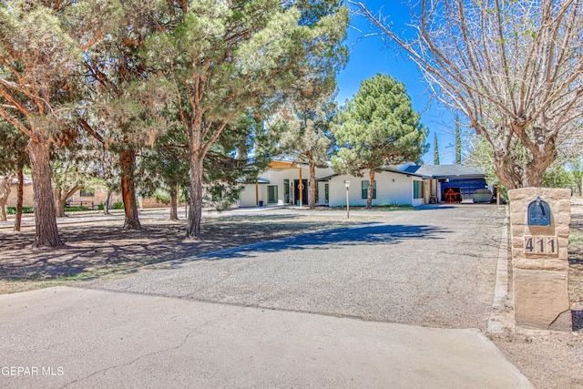 ranch-style home featuring driveway