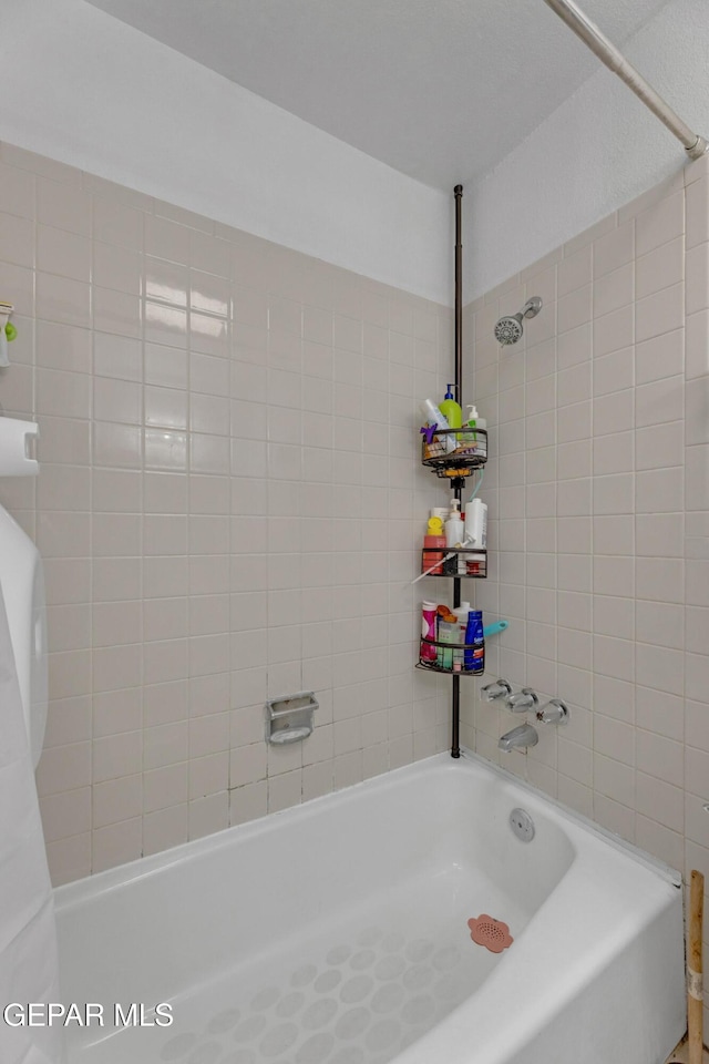 bathroom with bathtub / shower combination
