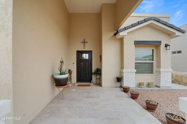 view of exterior entry with stucco siding