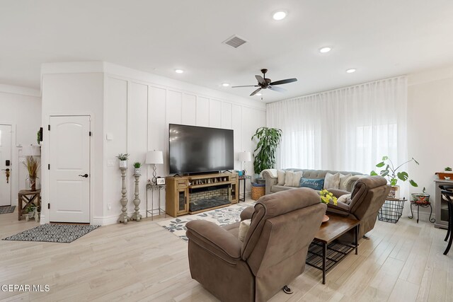 living room featuring recessed lighting, visible vents, light wood-style flooring, and ceiling fan