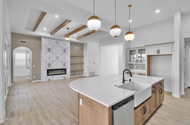 1846 Pommel Pl, El Paso, TX 79911 - kitchen with arched walkways, a sink, light wood-type flooring, visible vents, and dishwasher