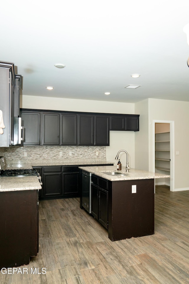 756 Jalynn Grace, Canutillo, TX 79835 - kitchen featuring dishwashing machine, an island with sink, wood finished floors, tasteful backsplash, and recessed lighting