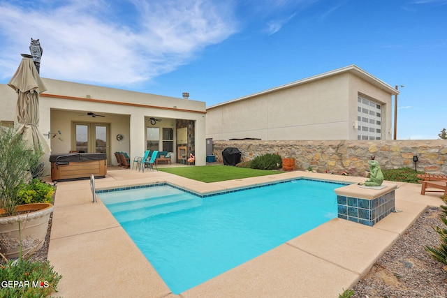 view of swimming pool featuring a fenced in pool, a hot tub, a patio, and ceiling fan