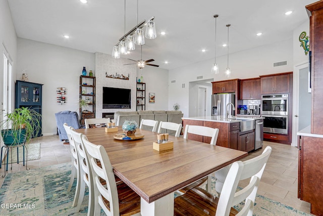 dining area featuring ceiling fan, baseboards, visible vents, and recessed lighting