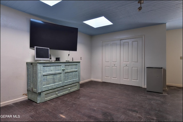 29 Cielo Vis, Anthony, NM 88021 - living area with dark wood-style floors, a skylight, and baseboards