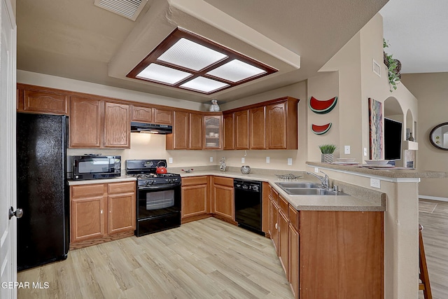 7101 Luz De Sol Dr, El Paso, TX 79912 - kitchen featuring a peninsula, visible vents, black appliances, under cabinet range hood, and a sink