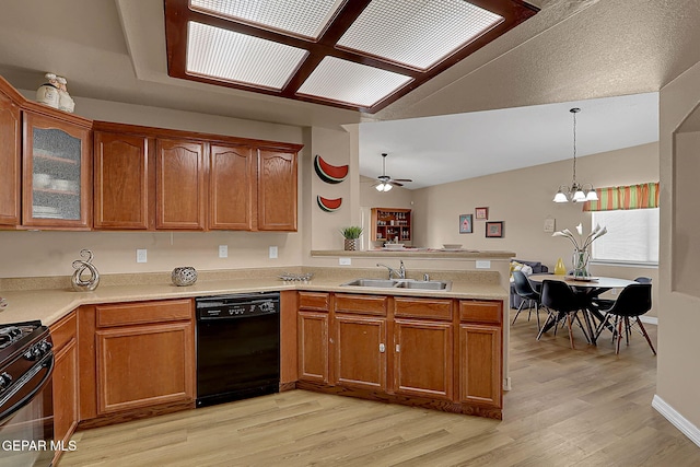 7101 Luz De Sol Dr, El Paso, TX 79912 - kitchen featuring a peninsula, vaulted ceiling, a sink, and black appliances