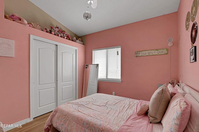 7101 Luz De Sol Dr, El Paso, TX 79912 - bedroom with a textured ceiling, a closet, light wood finished floors, and baseboards