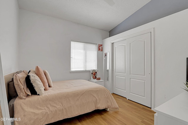 7101 Luz De Sol Dr, El Paso, TX 79912 - bedroom featuring a textured ceiling, light wood-type flooring, and lofted ceiling