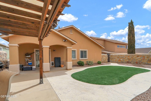 7101 Luz De Sol Dr, El Paso, TX 79912 - exterior space featuring a patio area, stucco siding, and a front lawn