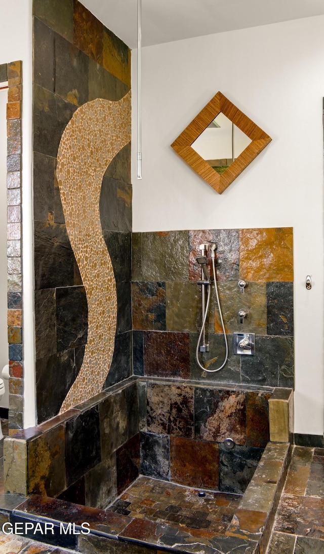 interior details with a tile shower