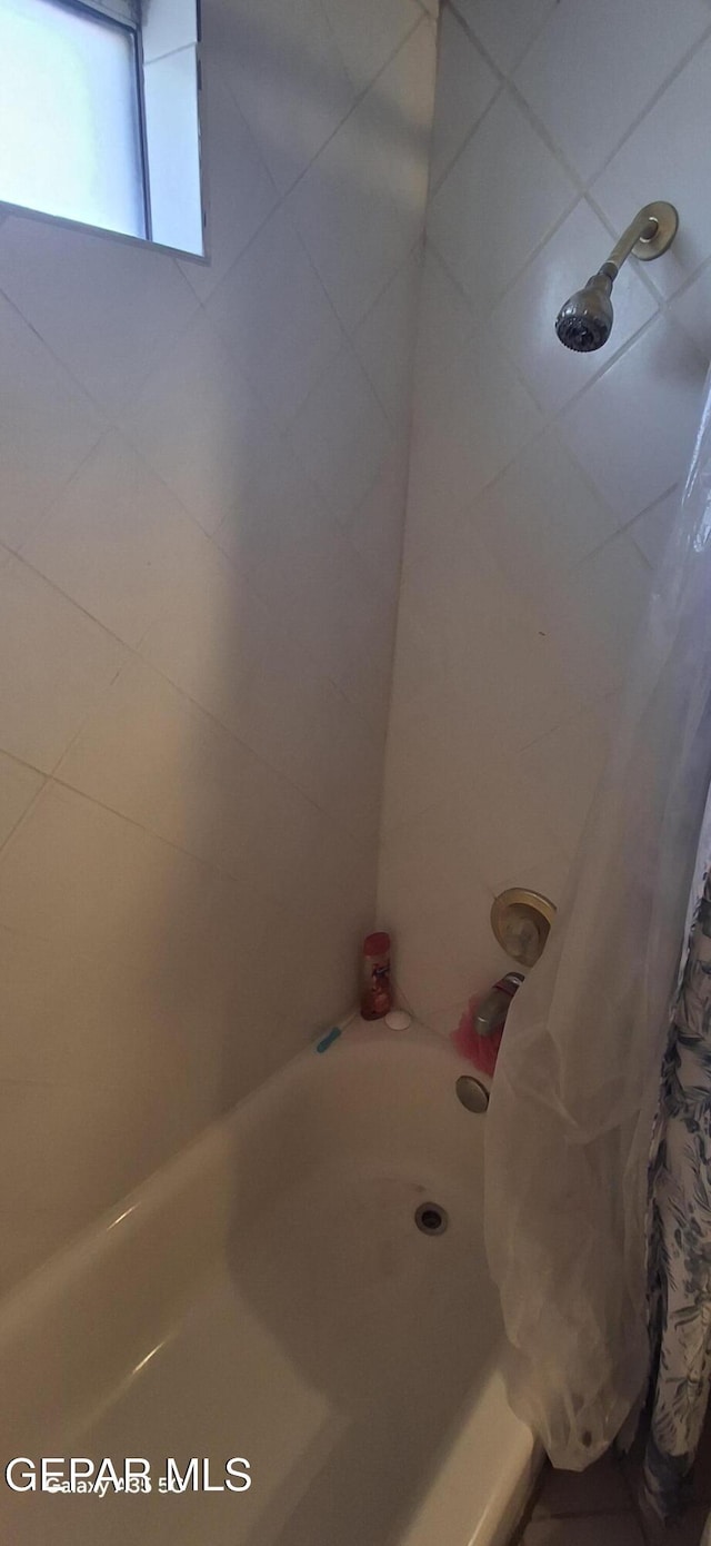 bathroom featuring shower / bath combo