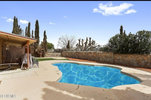 2816 Gaston Dr, El Paso, TX 79935 - view of swimming pool featuring a patio and a fenced backyard