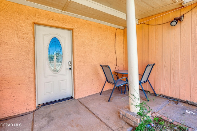 property entrance featuring stucco siding