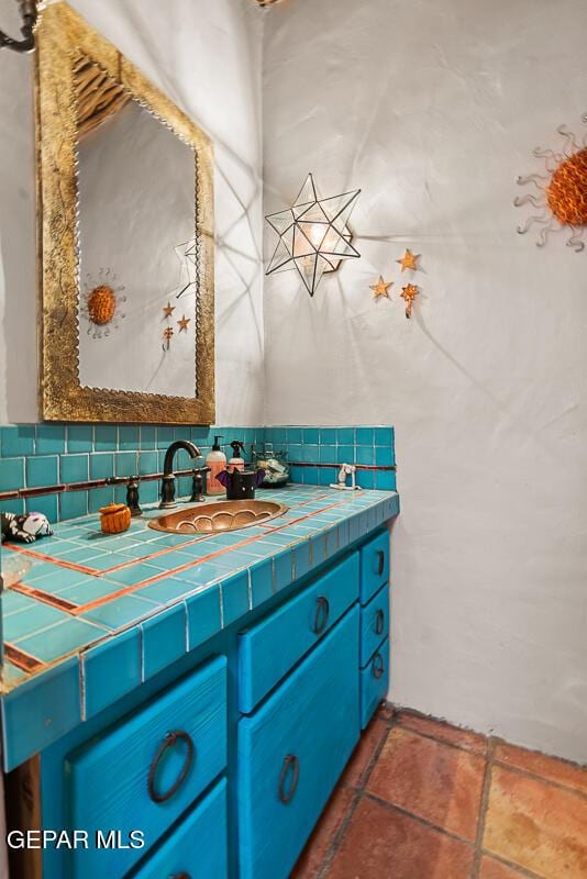 32 Cielo Dorado Dr, Anthony, NM 88021 - bathroom featuring backsplash and vanity