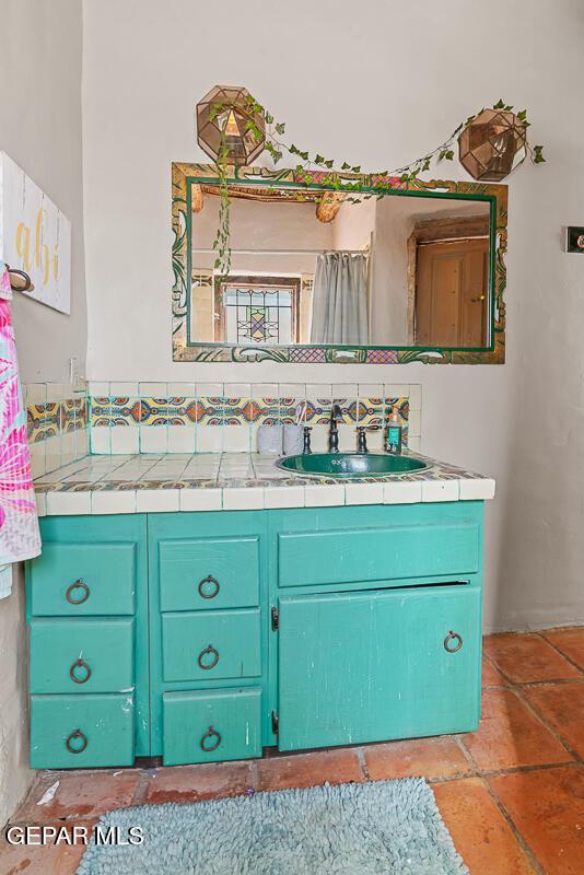 32 Cielo Dorado Dr, Anthony, NM 88021 - full bath with vanity