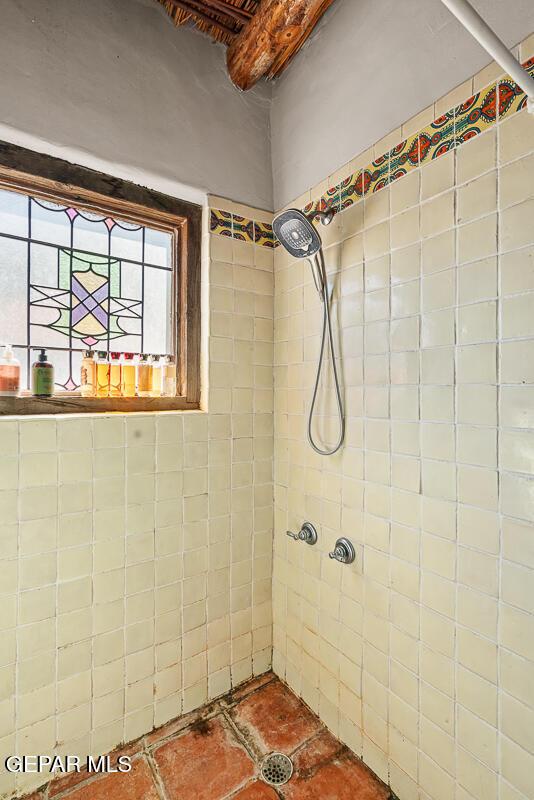 32 Cielo Dorado Dr, Anthony, NM 88021 - full bathroom featuring tiled shower