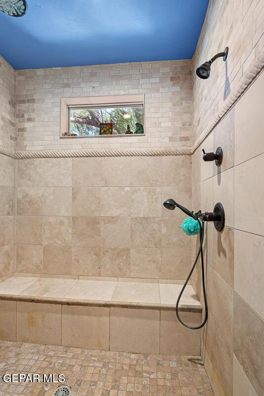 32 Cielo Dorado Dr, Anthony, NM 88021 - bathroom with a tile shower