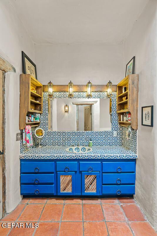 32 Cielo Dorado Dr, Anthony, NM 88021 - bathroom with vanity and backsplash