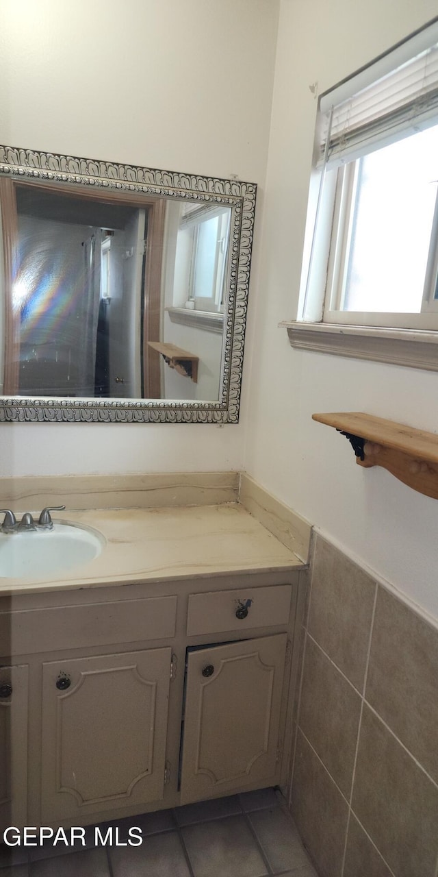 10850 Valle Grande Ct, El Paso, TX 79935 - bathroom with tile patterned flooring and vanity