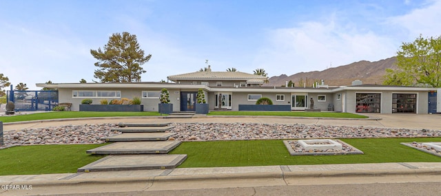 701 La Cruz Dr, El Paso, TX 79902 - view of front of house featuring a front yard, an attached garage, driveway, and stucco siding
