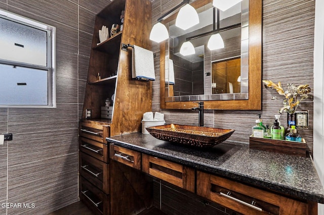701 La Cruz Dr, El Paso, TX 79902 - bathroom with tasteful backsplash and vanity