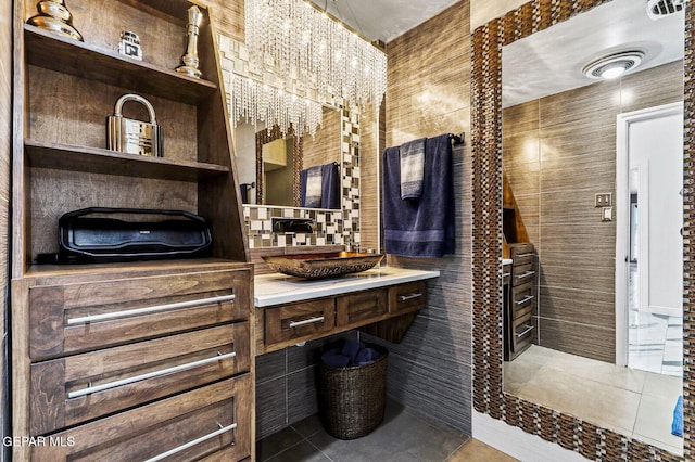 701 La Cruz Dr, El Paso, TX 79902 - bathroom featuring vanity, tile patterned flooring, visible vents, and tile walls