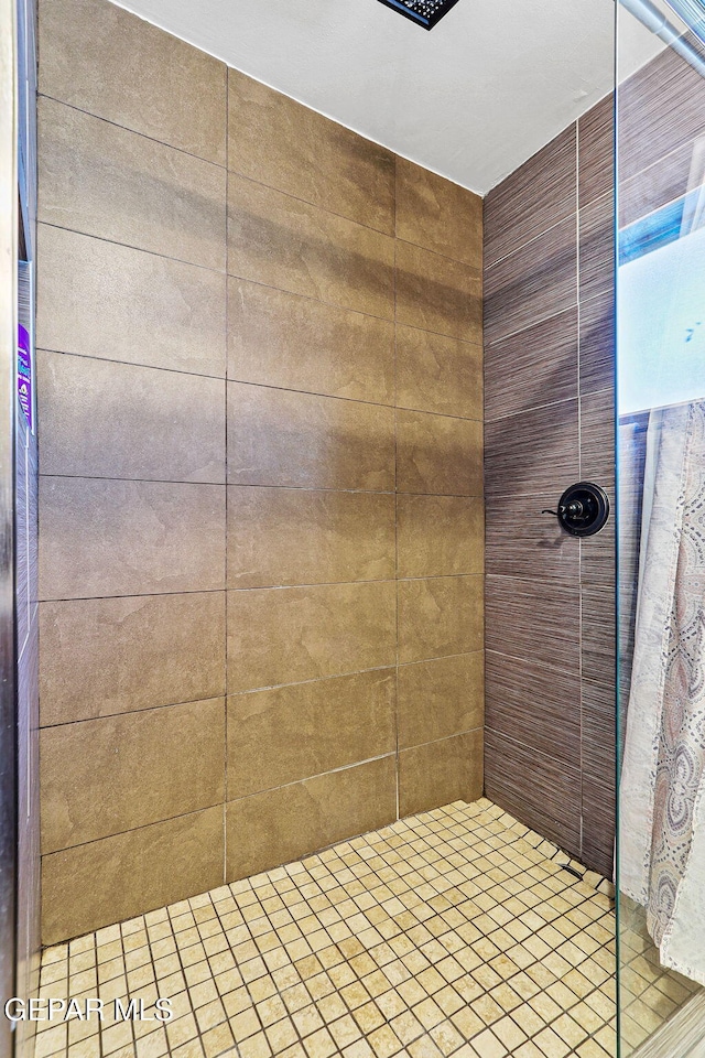 701 La Cruz Dr, El Paso, TX 79902 - full bathroom with tiled shower