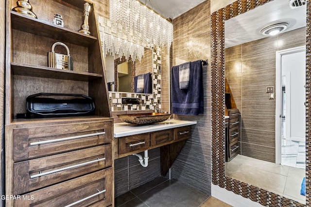 701 La Cruz Dr, El Paso, TX 79902 - bathroom featuring tile patterned floors, vanity, visible vents, and tile walls