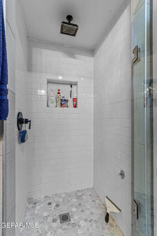 701 La Cruz Dr, El Paso, TX 79902 - bathroom with a stall shower