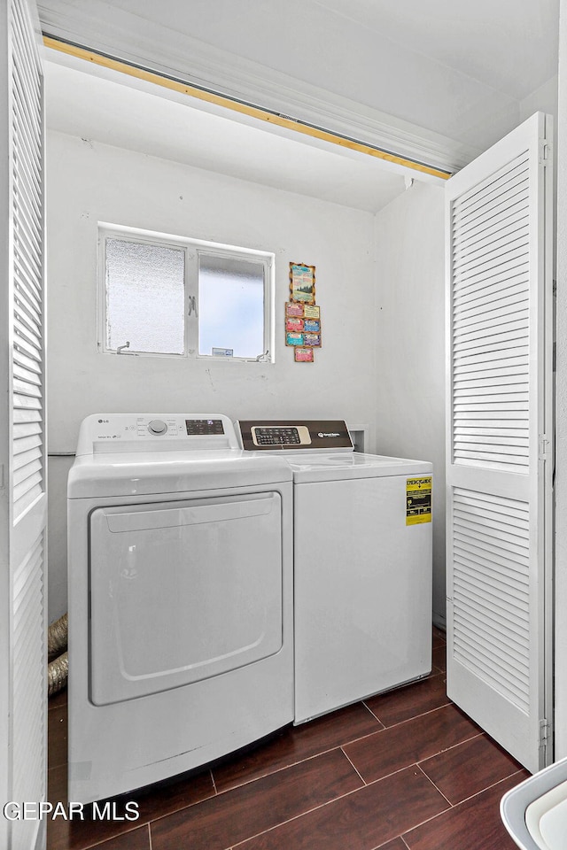 701 La Cruz Dr, El Paso, TX 79902 - laundry area featuring laundry area, washing machine and clothes dryer, and wood tiled floor