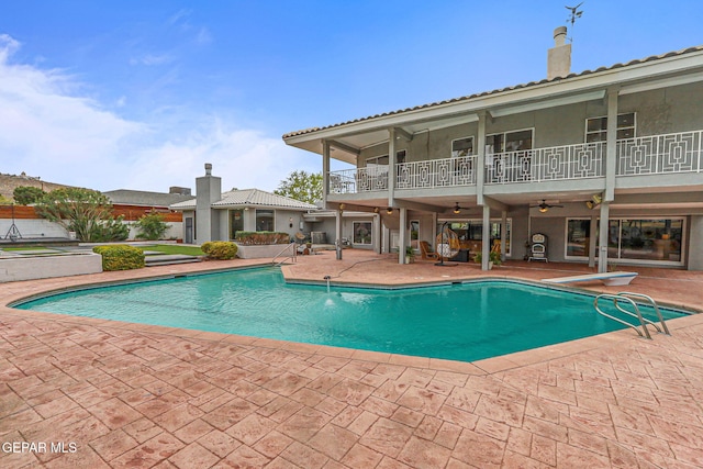 701 La Cruz Dr, El Paso, TX 79902 - outdoor pool with a patio and ceiling fan