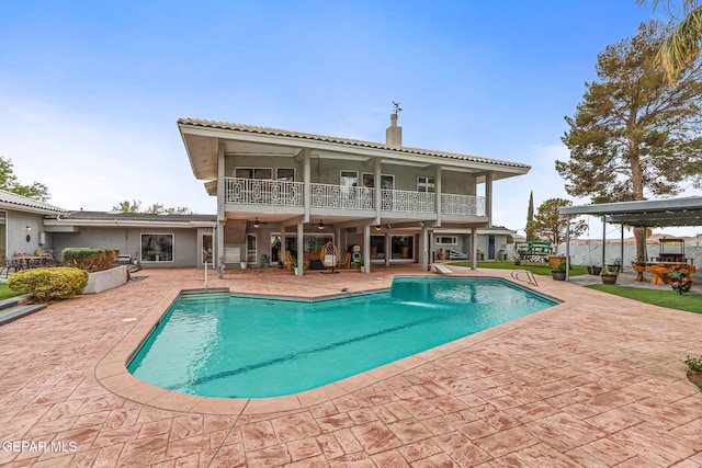 701 La Cruz Dr, El Paso, TX 79902 - rear view of house featuring a patio area, an outdoor pool, a balcony, and a ceiling fan