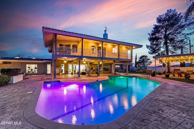 701 La Cruz Dr, El Paso, TX 79902 - pool at dusk featuring an outdoor pool, a ceiling fan, and a patio