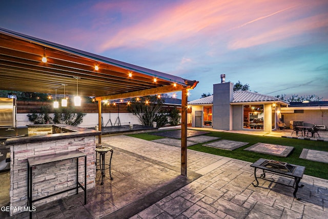 701 La Cruz Dr, El Paso, TX 79902 - view of patio featuring outdoor wet bar and an outdoor kitchen