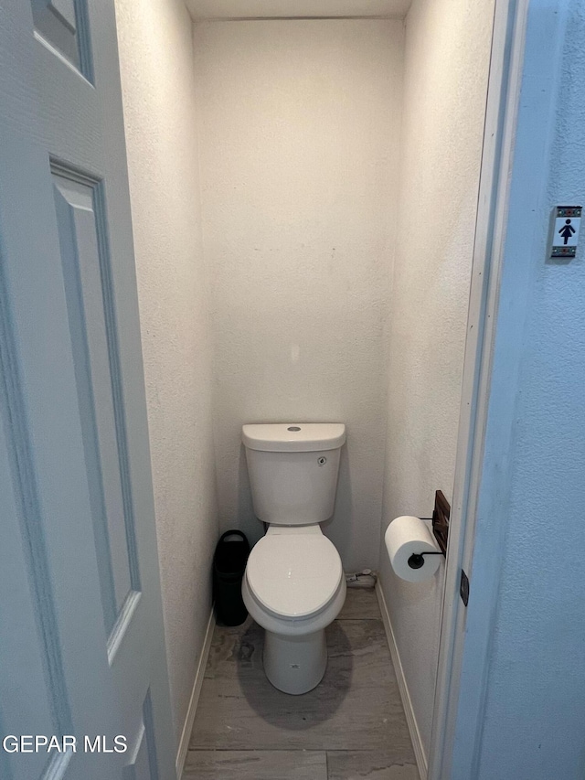 701 La Cruz Dr, El Paso, TX 79902 - bathroom with toilet and baseboards