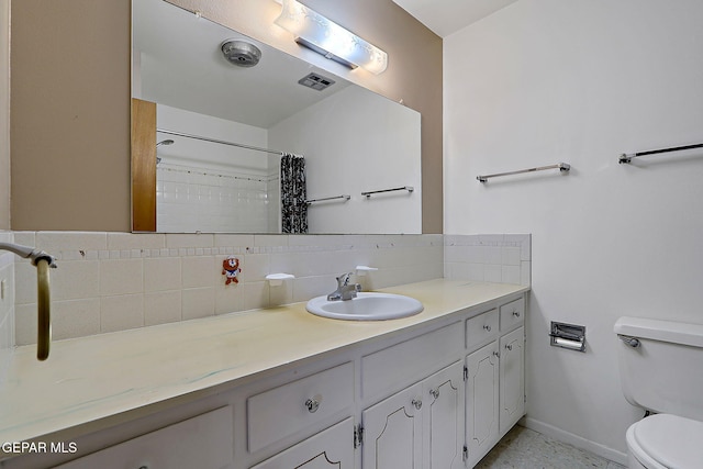 full bath featuring visible vents, baseboards, toilet, vanity, and backsplash
