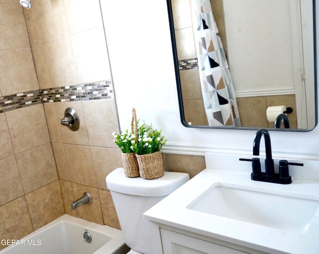 full bath with shower / tub combo, toilet, and vanity