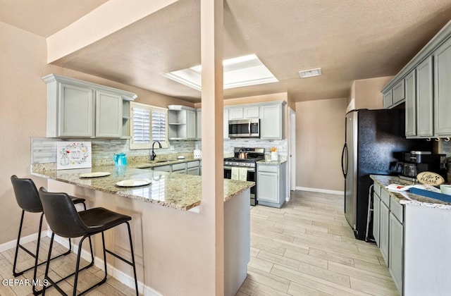 400 Rio Fango, El Paso, TX 79932 - kitchen featuring visible vents, baseboards, a sink, appliances with stainless steel finishes, and a peninsula