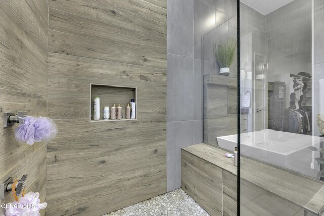 784 Brunswick Pl, Horizon City, TX 79928 - full bathroom with tile patterned floors and tiled shower