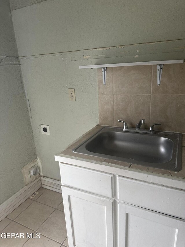 3506 Pera Ave Unit A & B, El Paso, TX 79905 - laundry area with light tile patterned flooring, a sink, hookup for an electric dryer, and baseboards