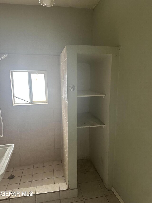 3506 Pera Ave Unit A & B, El Paso, TX 79905 - full bath featuring tile patterned floors and tiled shower