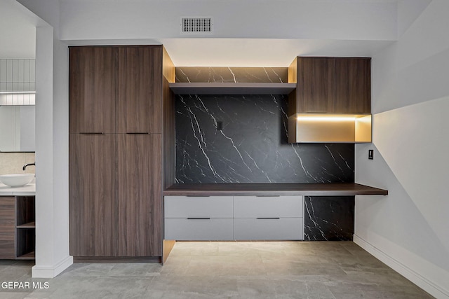 4108 Metetuye Ln, El Paso, TX 79902 - kitchen with visible vents, decorative backsplash, open shelves, and modern cabinets