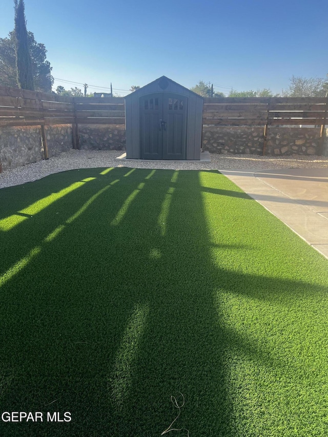 view of yard featuring a storage unit and an outdoor structure