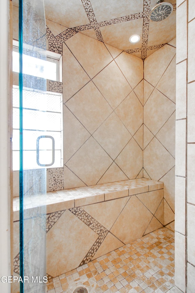 bathroom featuring a tile shower
