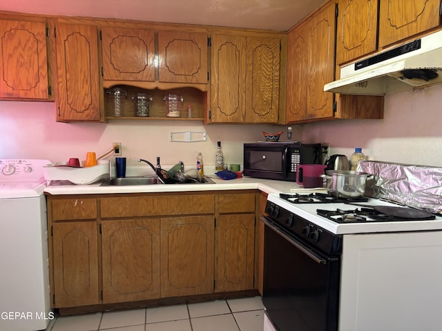 8154 Holloway Pl, El Paso, TX 79907 - kitchen with washer / clothes dryer, a sink, under cabinet range hood, black microwave, and gas range oven